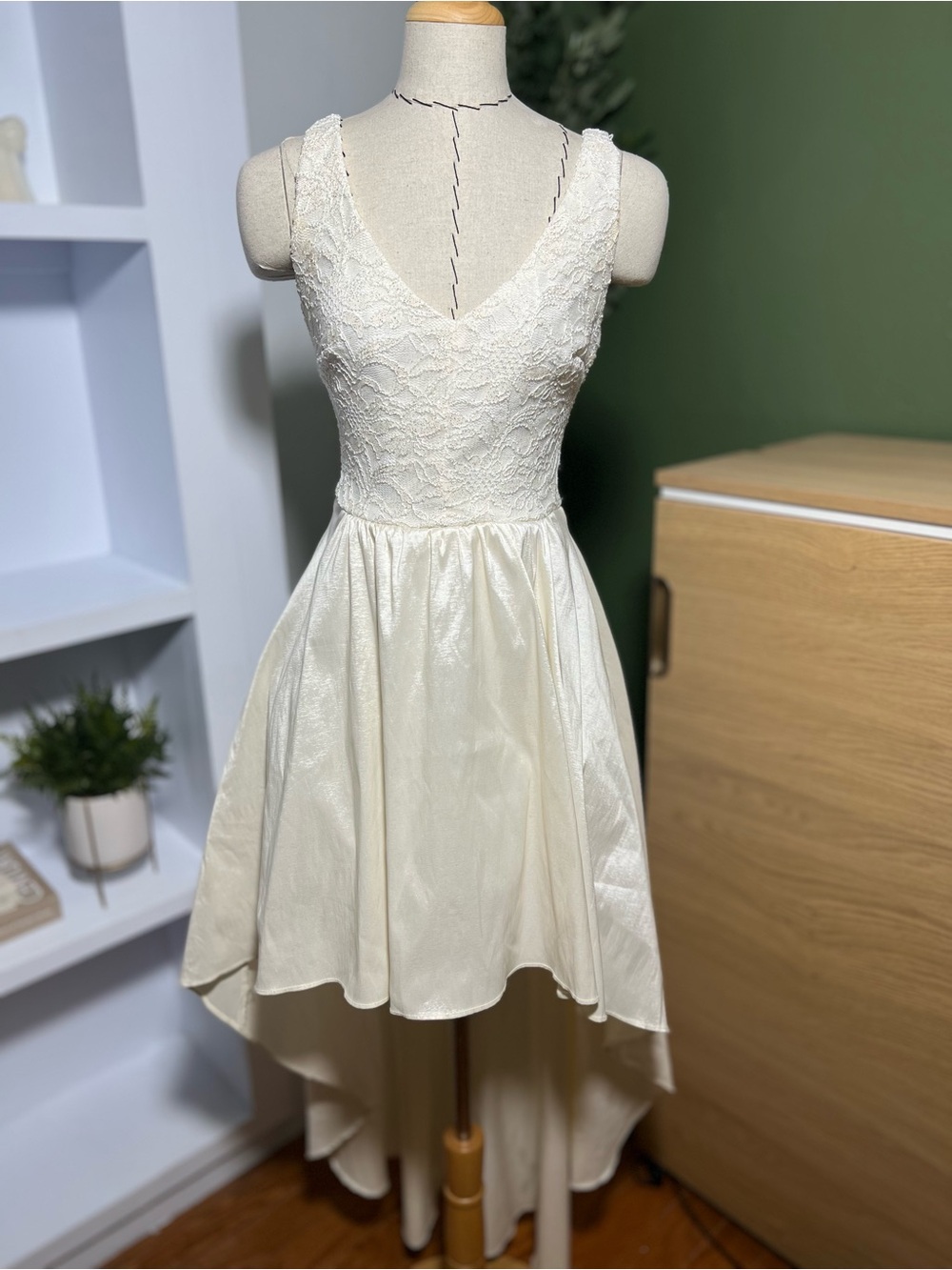 B. Darlin cream Floral Lace High-Low Formal Dress Size 5